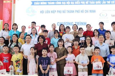 Hội LHPN TPHCM trao quà cho 50 trẻ em khó khăn tại Hà Nội
