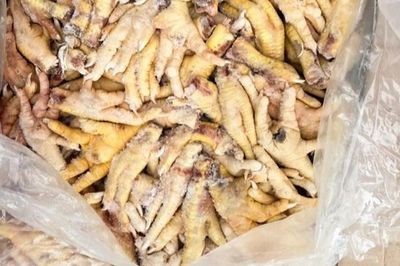 Lợi dụng chính sách tạm nhập tái xuất, một Giám đốc thuộc Tập đoàn An Bình Group tuồn số lượng cực lớn chân gà đông lạnh ra thị trường