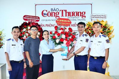 Lực lượng Cảnh sát biển chúc mừng Báo Công Thương tại miền Trung