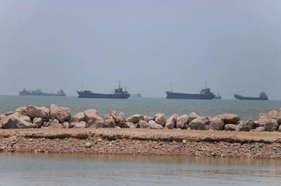 Tàu thuyền bắt đầu lưu thông trở lại qua eo biển Hormuz