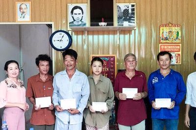 Thăm, tặng quà các hộ dân xã Phú Hữu bị ảnh hưởng do sạt lở