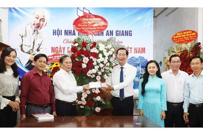Phó Chủ tịch UBND tỉnh An Giang Lê Văn Phước chúc mừng các cơ quan báo chí nhân kỷ niệm Ngày Báo chí cách mạng Việt Nam