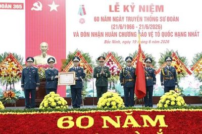 Sư đoàn Phòng không 365 kỷ niệm 60 năm Ngày truyền thống và đón nhận Huân chương Bảo vệ Tổ quốc hạng Nhất