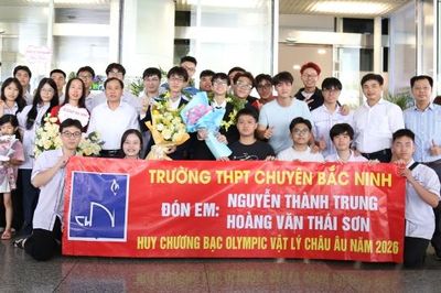 Bắc Ninh đón 2 học sinh giành Huy chương Bạc Olympic Vật lí châu Âu 2026 trở về từ Thụy Điển