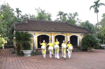 Đời người trăn trở chuyện nước non