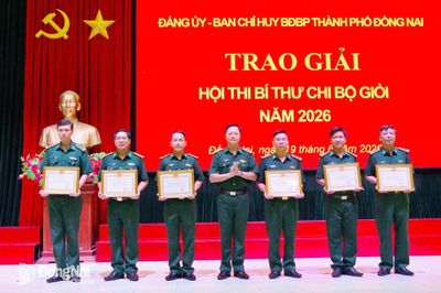 Trao quyết định thăng cấp bậc hàm, nâng lương và khen thưởng cán bộ, sĩ quan