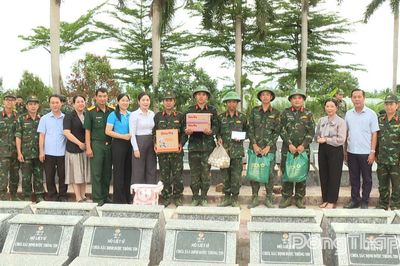 Lãnh đạo xã Phú Hựu thăm hỏi, động viên cán bộ, chiến sĩ thực hiện nhiệm vụ lấy mẫu hài cốt liệt sĩ