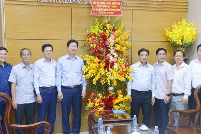 Phó Chủ tịch UBND tỉnh Đồng Tháp Huỳnh Minh Tuấn chúc mừng các cơ quan báo chí nhân dịp 21-6