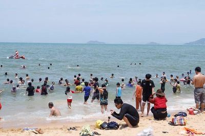 Người dân và du khách nhộn nhịp tắm biển cầu bình an trong ngày Tết Đoan Ngọ