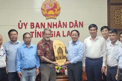 Chủ tịch UBND tỉnh Phạm Anh Tuấn tiếp xã giao Giáo sư Brad Marston