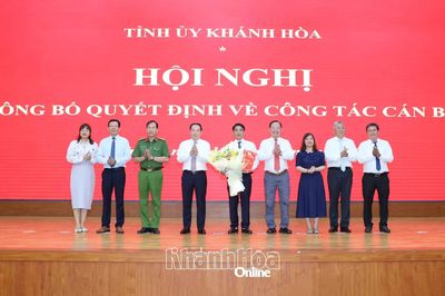 Trao quyết định của Ban Thường vụ Tỉnh ủy Khánh Hòa chuẩn y Bí thư Đảng ủy phường Nha Trang, nhiệm kỳ 2025 - 2030