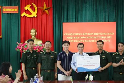 Thứ trưởng Bộ Y tế Nguyễn Tri Thức thăm, tặng quà cán bộ, chiến sĩ Đồn Biên phòng Nậm Chảy