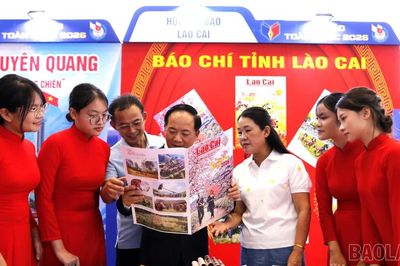 Đồng chí Trịnh Văn Quyết thăm gian trưng bày báo chí tỉnh Lào Cai tại Hội Báo toàn quốc 2026