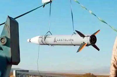 Mỹ đặt hàng tên lửa siêu vượt âm giá rẻ và gói viện trợ 150.000 drone cho Ukraine