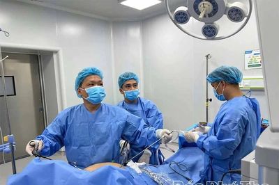 Phẫu thuật nội soi xử trí túi mật hoại tử, lấy sỏi an toàn cho bệnh nhân lớn tuổi