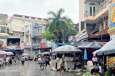 Cần sớm xử lý tình trạng lấn chiếm lòng, lề đường tại chợ trung tâm xã Pà Vầy Sủ