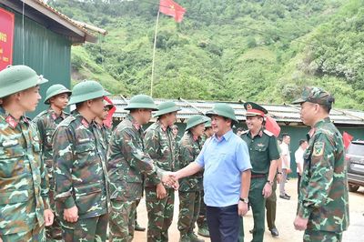 Đồng chí Bí thư Tỉnh ủy Hầu A Lềnh thăm, động viên, tặng quà lực lượng rà phá bom mìn, vật nổ trên địa bàn hai xã Xín Mần và Bản Máy