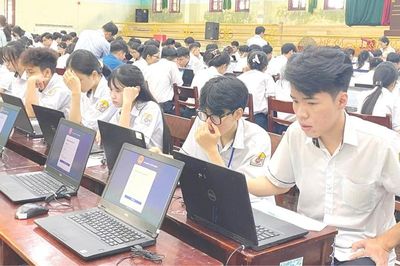 Làm quen với kỳ thi tốt nghiệp trung học phổ thông trên máy tính