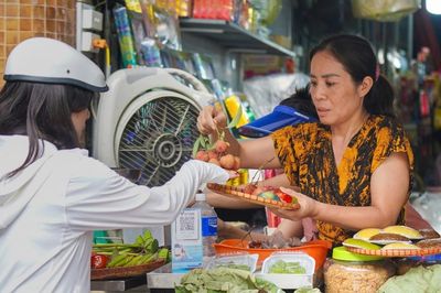 Chợ truyền thống nhộn nhịp trong ngày Tết Đoan Ngọ