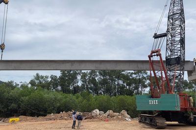 Lao lắp những dầm cầu đầu tiên tại dự án hoàn thiện hầm Thần Vũ trên cao tốc Bắc - Nam