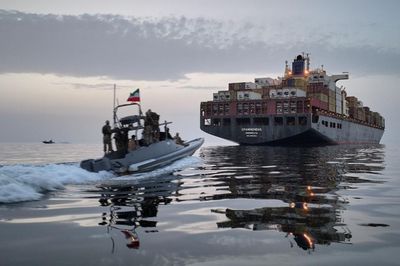 Iran miễn phí quá cảnh Eo biển Hormuz trong 60 ngày