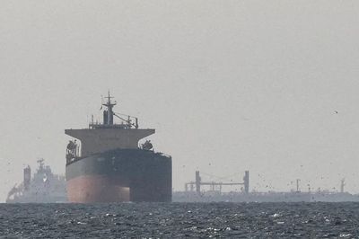 Hơn 12 triệu thùng dầu vượt eo biển Hormuz chỉ trong một đêm