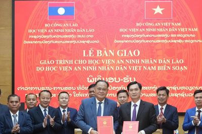 Học viện ANND bàn giao giáo trình cho Học viện ANND Lào