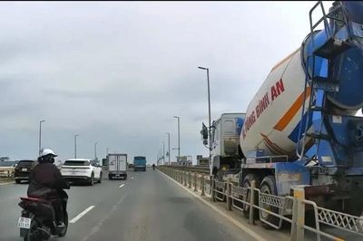 Xe bồn va chạm xe máy trên cầu Nhật Tân, 1 người tử vong