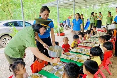 Gần dân, hiểu dân và được dân tin dân yêu dân ủng hộ