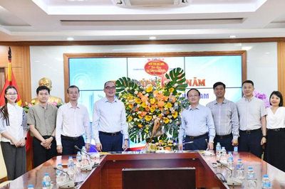Phó Tổng Kiểm toán nhà nước Bùi Quốc Dũng chúc mừng các cơ quan thông tấn, báo chí