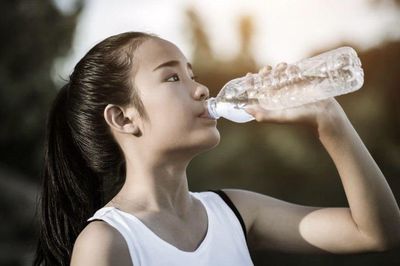 Tưởng là thói quen bình thường, kiểu uống nước này lại bị xếp vào nhóm gây hại sức khỏe