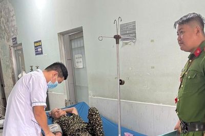 Thấy thanh niên loay hoay bên đường, công an phát hiện một cụ bà trong tình trạng nguy hiểm