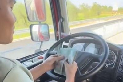 Thót tim nhìn tài xế ô tô buông tay đếm tiền trên xe đang chạy: Cục CSGT ra thông báo khẩn