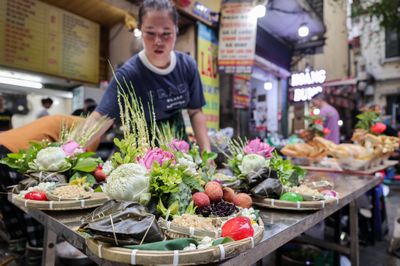 Mâm hoa cúng hút khách, giá bánh gio tăng gấp 3 lần trong ngày Tết Đoan ngọ