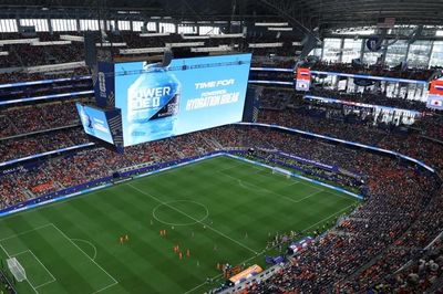 Đặc sản World Cup kiểu Mỹ: Nghỉ uống nước, kiếm bộn tiền quảng cáo