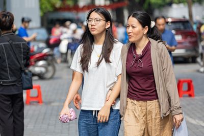 Phụ huynh sốt sắng giữ chỗ trường tư, 'nín thở' chờ kết quả vào lớp 10 công lập