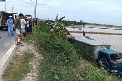 Tài xế dương tính ma túy lái taxi húc bay xe tải xuống vệ đường