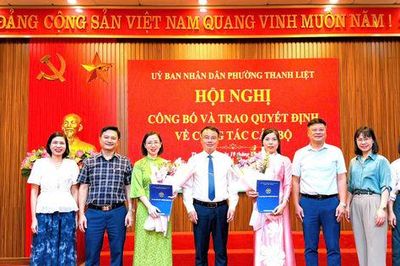 UBND phường Thanh Liệt công bố và trao quyết định về công tác cán bộ