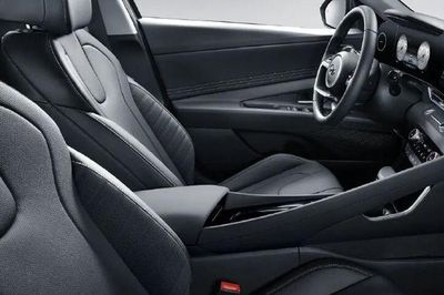Sedan hạng C của Hyundai giá 350 triệu đồng thiết kế thể thao, tiện nghi nâng cấp, rộng ngang Honda Civic, rẻ hơn Toyota Vios, chỉ như Kia Morning ở Việt Nam có giá bao nhiêu?