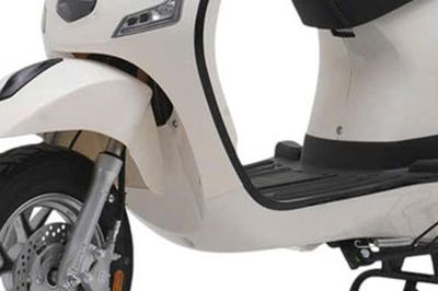 Lái xe máy điện giá chưa tới 16 triệu đồng ở Việt Nam thiết kế xinh xắn, đi 73 km/sạc rẻ hơn cả xe số Wave Alpha