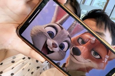Bạn trai Ý Nhi gây chú ý sau 9 năm hẹn hò