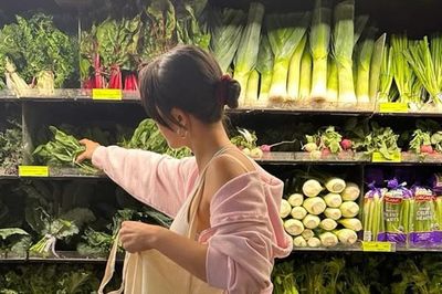 Mùa hè nên ăn gì để vừa mát người, vừa giữ dáng? 4 loại rau củ giàu tính kiềm dễ tìm, dễ nấu, càng ăn càng khỏe