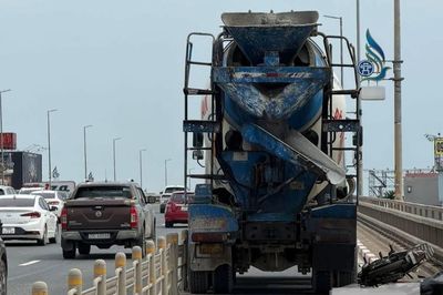Hà Nội: Xe bồn đi vào làn xe máy trên cầu Nhật Tân gây tai nạn chết người
