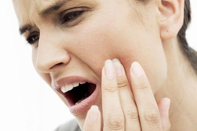 Người đàn ông 39 tuổi tiêu xương hàm, mất răng vì không nhổ răng khôn mọc lệch