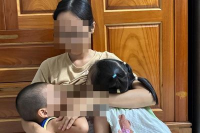Bức ảnh con 5 tuổi bú mẹ gây bàn tán MXH: Chuyên gia nói điều đáng bàn