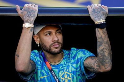Neymar 'làm việc từ xa' giữa lúc Brazil thăng hoa
