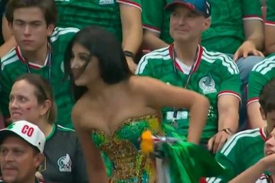 Danh tính nữ cổ động viên Mexico gây sốt ở World Cup