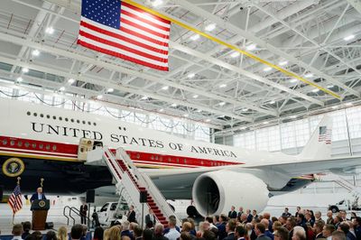 Ông Trump khoe Không lực Một trị giá 400 triệu USD