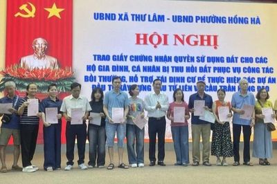 Hà Nội trao 200 'sổ đỏ' đất tái định cư cho người dân phường Hồng Hà