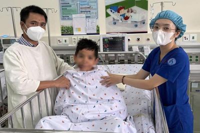 Hơn 10 giờ giành giật sự sống cứu bé trai bị ô tô cán qua người